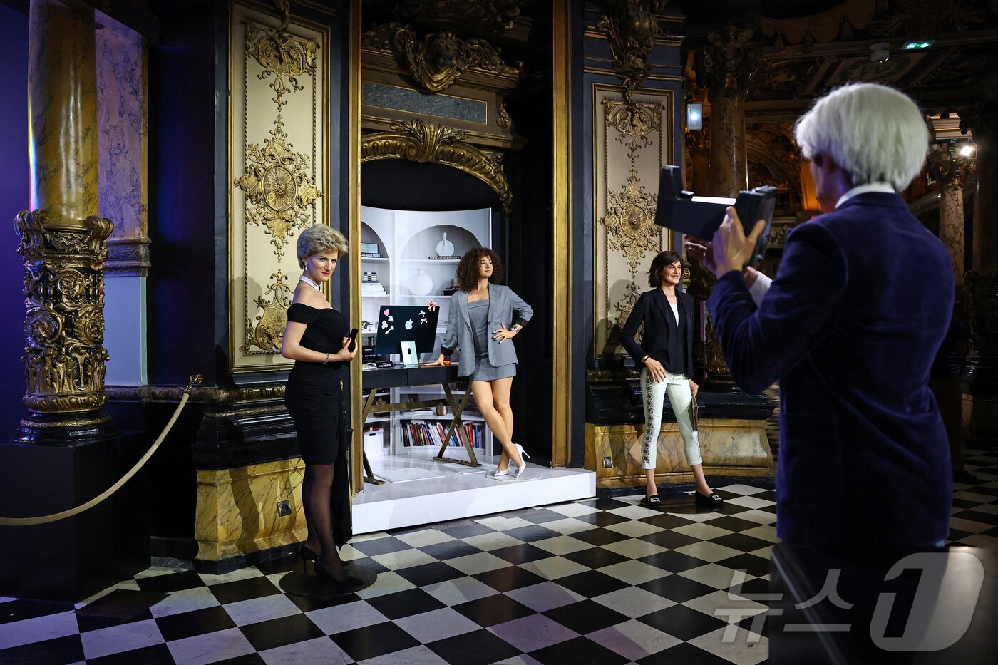 본문 이미지 - 20일 파리 그레뱅 미술관에서 공개된 고&#40;故&#41; 다이애나 왕세자비의 밀랍인형이 &#39;리벤지 드레스&#39;를 입고 있는 모습. ⓒ 로이터=뉴스1