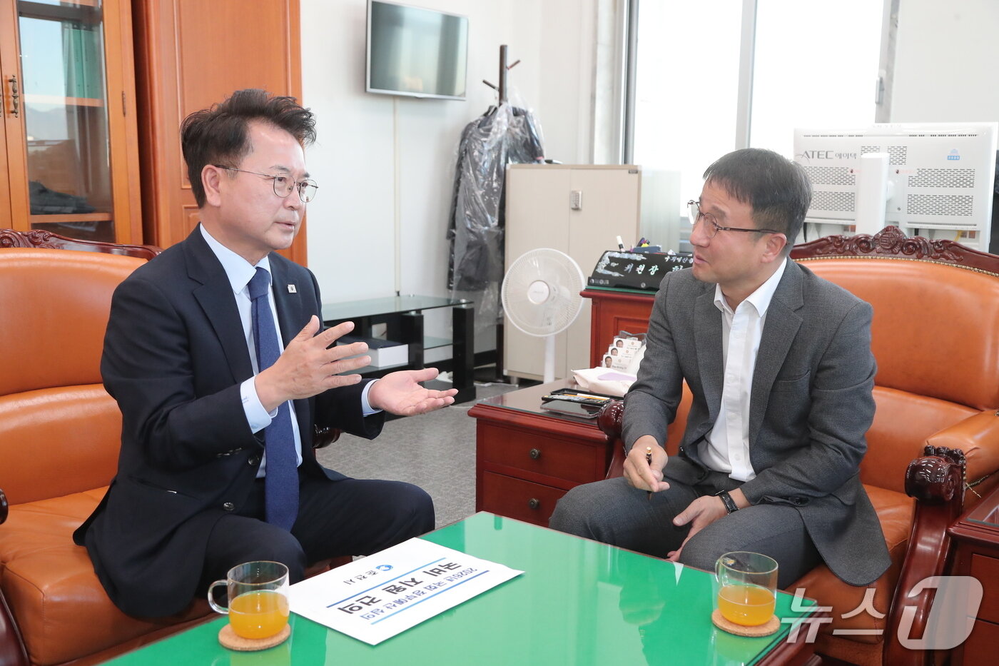 본문 이미지 - 육동한 춘천시장이 21일 한병도 국회 예산결산특별위원장을 만나 지역 주요 현안 예산 반영을 요청하고 있다.&#40;춘천시 제공, 재판 및 DB금지&#41;