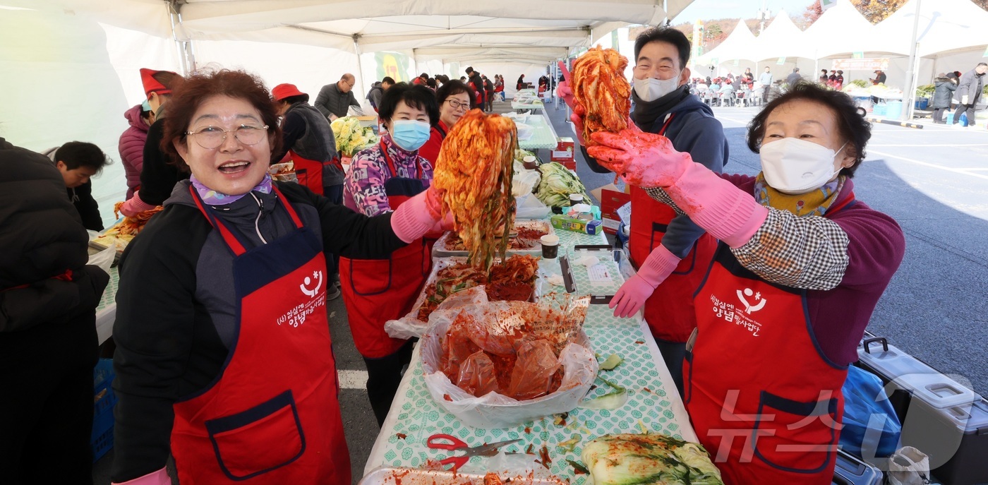 (임실=뉴스1) = 21일 전북 임실군 임실치즈테마크에서 열린 '2025 임실 아삭아삭 김장 페스티벌'에서 김장을 하기 위한 체험객들이 맛있게 배추와 양념을 버무리고 있다.21일부 …