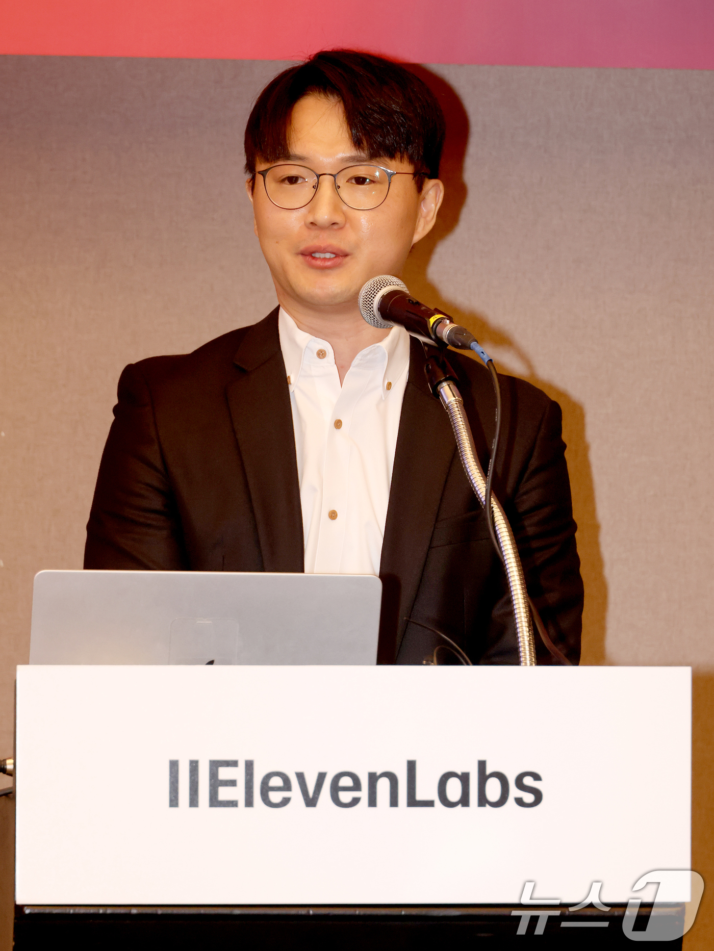 (서울=뉴스1) = 홍상원 일레븐랩스(ElevenLabs) 한국지사장이 21일 서울 서초구 JW메리어트호텔에서 열린 기자간담회에서 발표하고 있다.영국에 본사를 둔 인공지능(AI) …