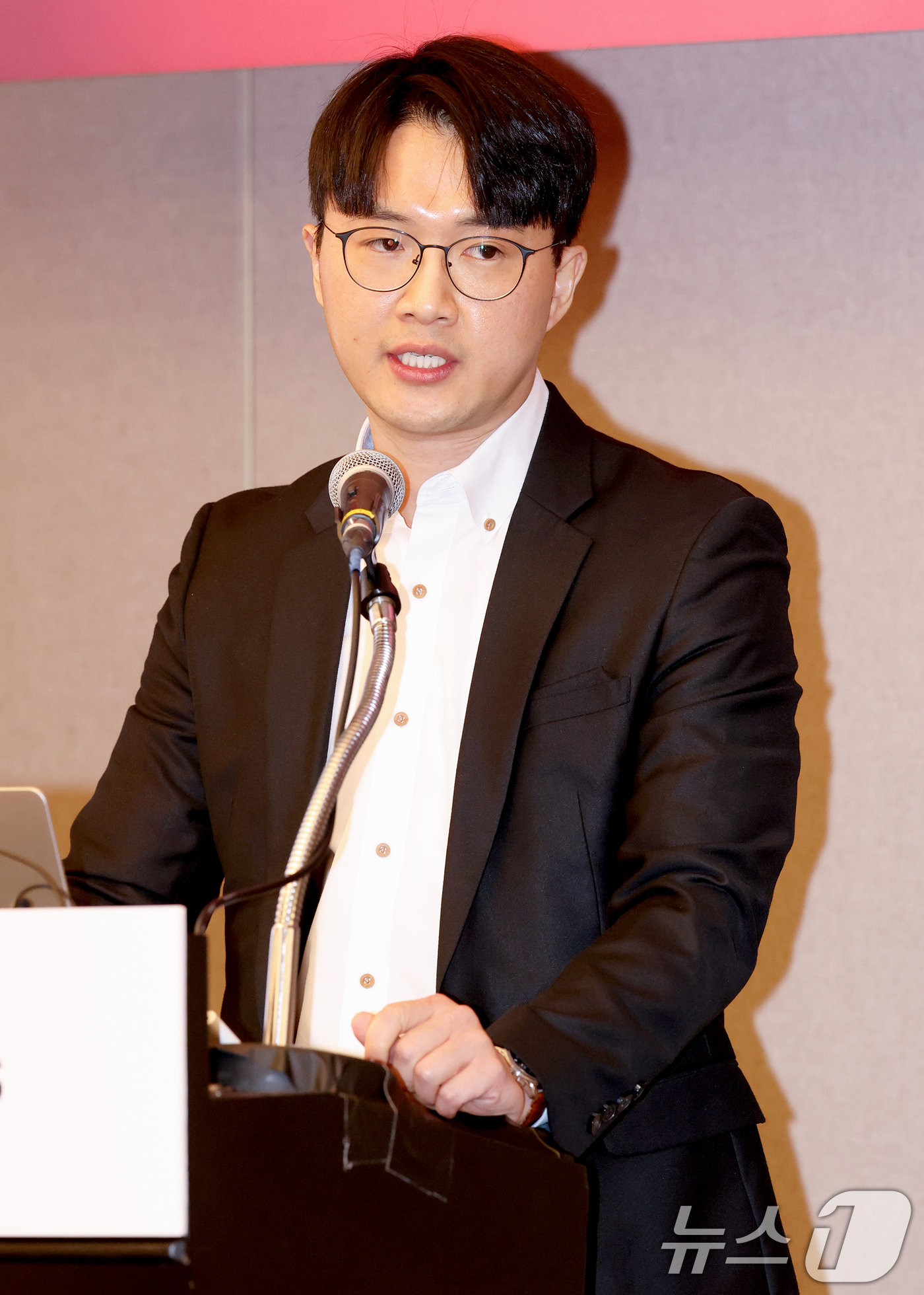 (서울=뉴스1) = 홍상원 일레븐랩스(ElevenLabs) 한국지사장이 21일 서울 서초구 JW메리어트호텔에서 열린 기자간담회에서 발표하고 있다.영국에 본사를 둔 인공지능(AI) …