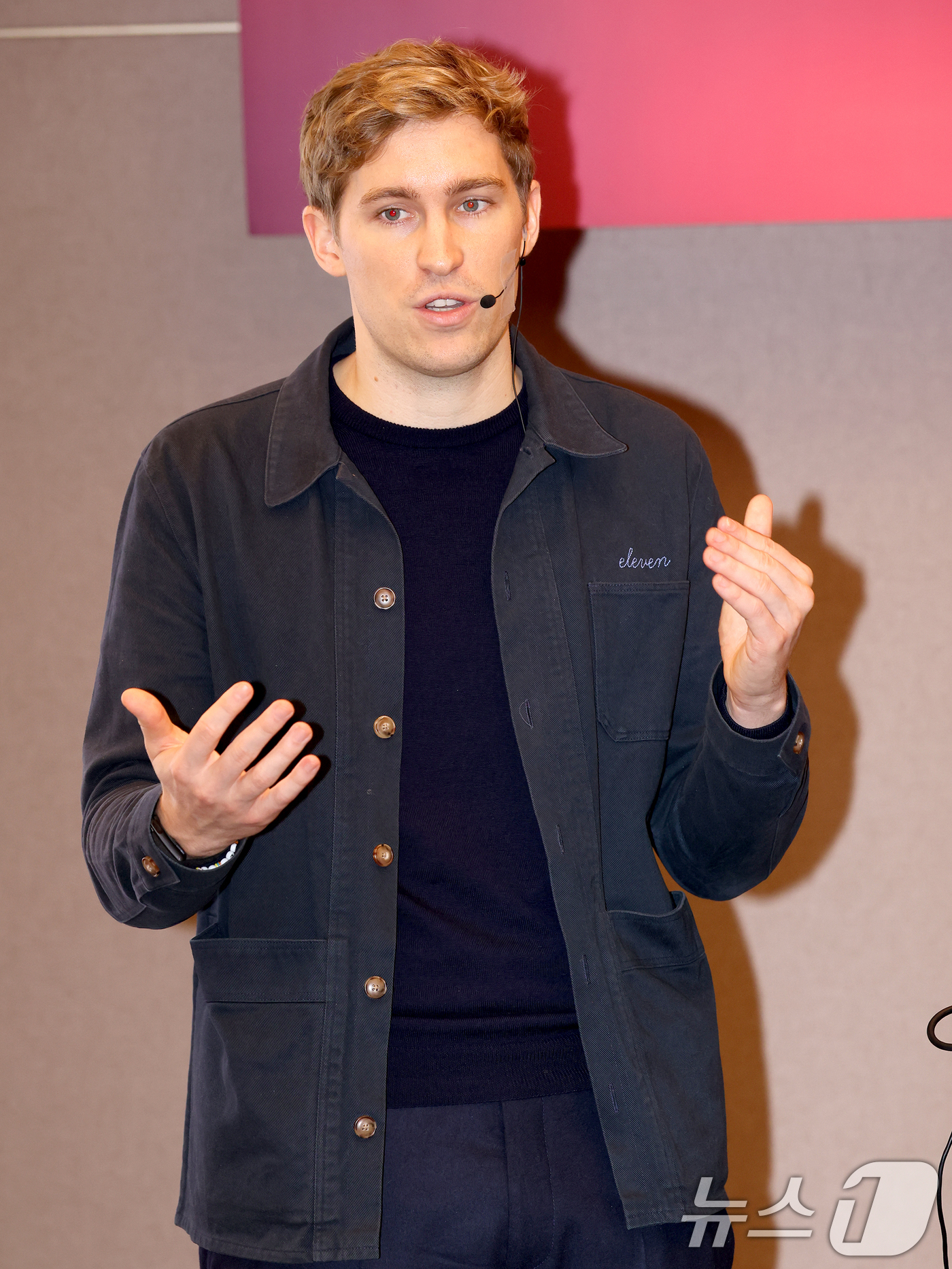 (서울=뉴스1) = 마티 스타니셰프스키 일레븐랩스(ElevenLabs) 공동창업자 겸 CEO가 21일 서울 서초구 JW메리어트호텔에서 열린 기자간담회에서 발표하고 있다.영국에 본사 …