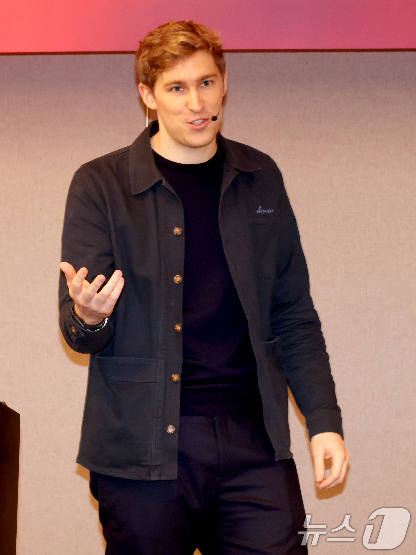 (서울=뉴스1) = 마티 스타니셰프스키 일레븐랩스(ElevenLabs) 공동창업자 겸 CEO가 21일 서울 서초구 JW메리어트호텔에서 열린 기자간담회에서 발표하고 있다.영국에 본사 …