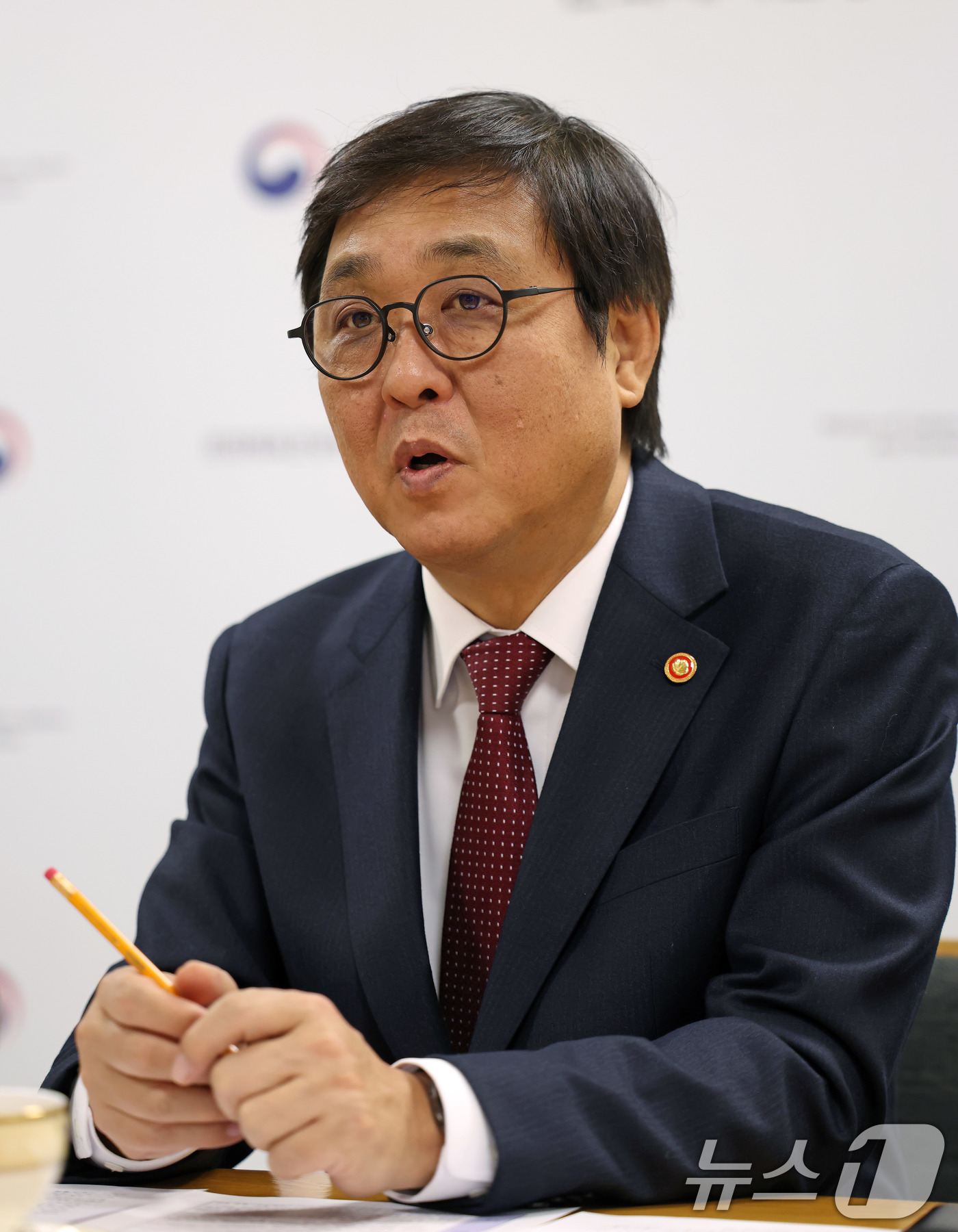 (서울=뉴스1) = 최휘영 문화체육관광부 장관이 21일 서울 종로구 국립현대미술관 서울관에서 세르미앙 응 국제올림픽위원회(IOC) 위원과 면담을 하고 있다. (문화체육관광부 제공. …