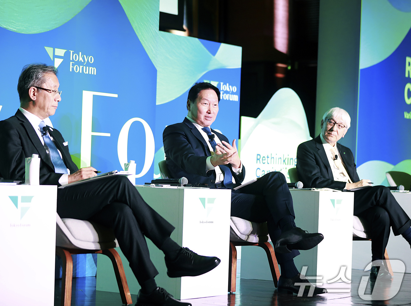 (도쿄=뉴스1) = 최태원 SK그룹 회장이 21일 오후 일본 도쿄대 야스다 강당에서 열린 도쿄포럼 2025 비지니스 리더 세션에 참석해 토론하고 있다. 왼쪽부터 후지이 테루오 도쿄 …