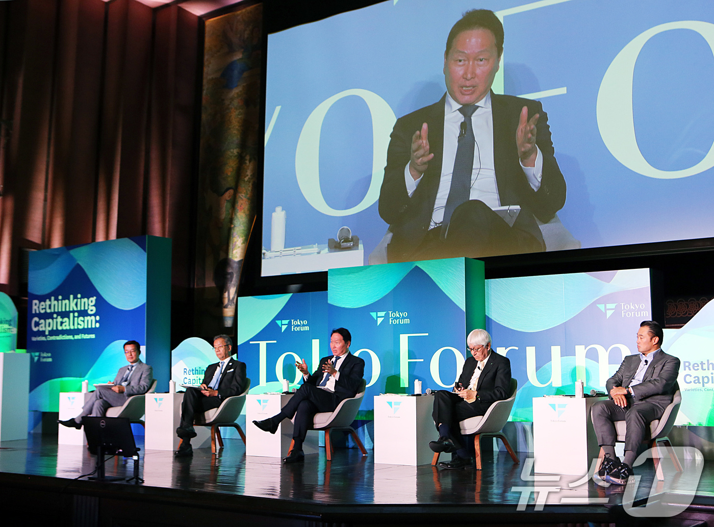 (도쿄=뉴스1) = 최태원 SK그룹 회장이 21일 오후 일본 도쿄대 야스다 강당에서 열린 도쿄포럼 2025 비지니스 리더 세션에 참석해 토론하고 있다.왼쪽부터 박철희 일본 국제문화 …