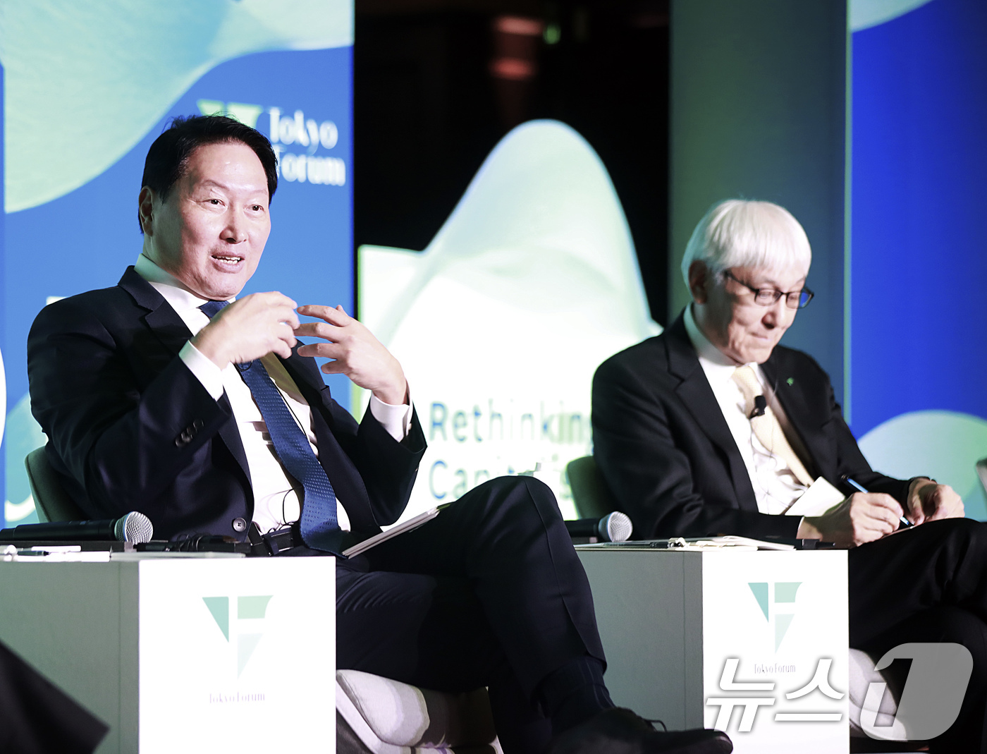 (도쿄=뉴스1) = 최태원 SK그룹 회장이 21일 오후 일본 도쿄대 야스다 강당에서 열린 도쿄포럼 2025 비지니스 리더 세션에 참석해 토론하고 있다. 오른쪽은 이와이 무츠오 일본 …