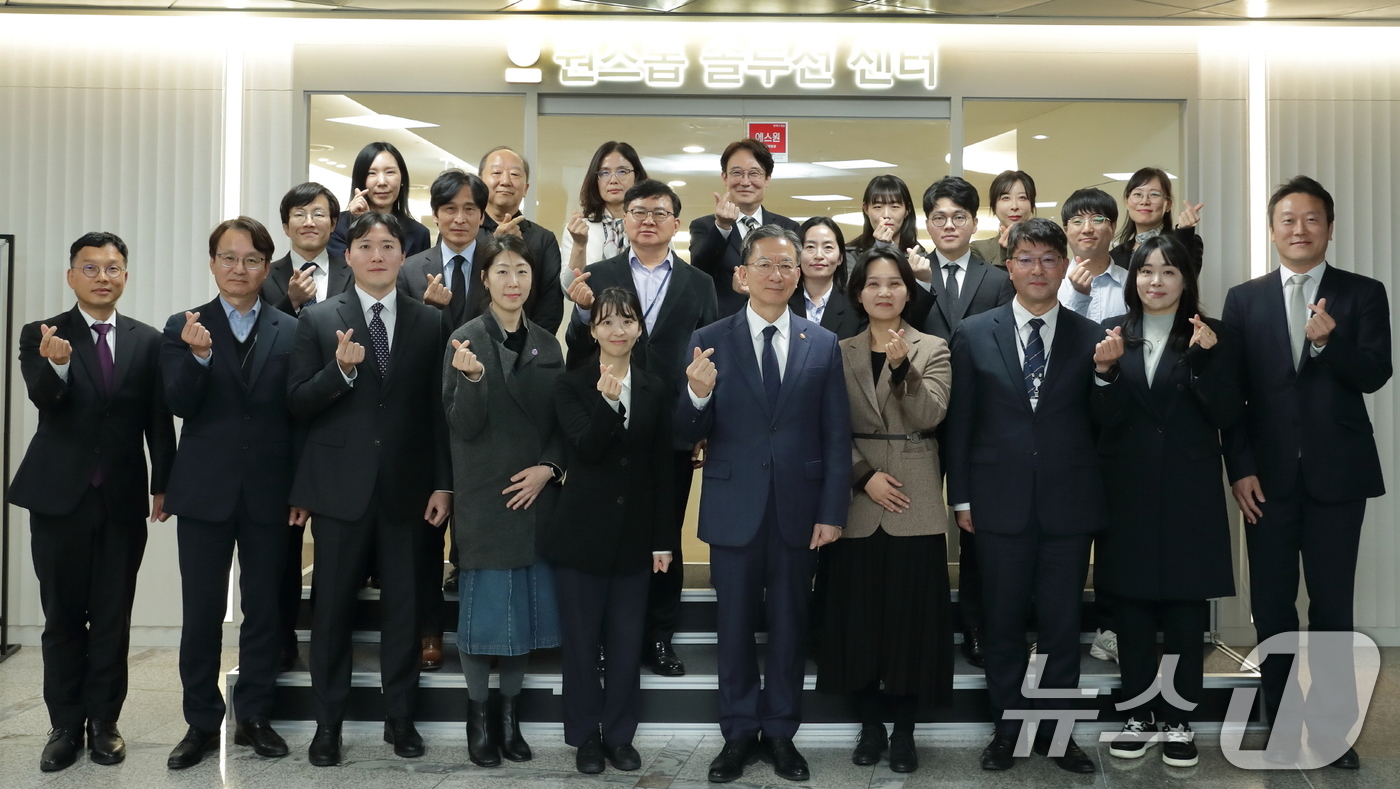 (서울=뉴스1) = 정성호 법무부 장관이 21일 오후 서울 동작구 범죄피해자 원스톱 솔루션 센터를 찾아 직원들과 기념 촬영을 하고 있다. (법무부 제공. 재판매 및 DB 금지) 2 …