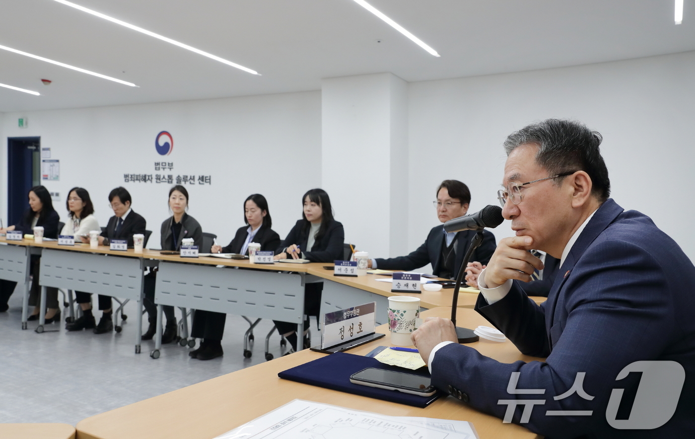 (서울=뉴스1) = 정성호 법무부 장관이 21일 오후 서울 동작구 범죄피해자 원스톱 솔루션 센터를 찾아 직원들을 격려하고 있다. (법무부 제공. 재판매 및 DB 금지) 2025.1 …