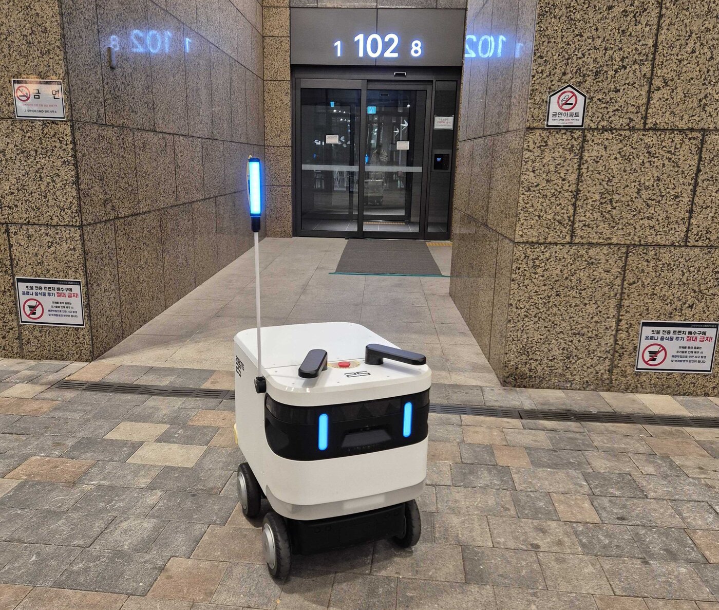 본문 이미지 - HDC현대산업개발은 고척아이파크 단지 내에서 로봇 배송과 쓰레기 수거 로봇 시범 서비스를 앞두고 사전 테스트를 진행했다. 이번 시범 서비스 운영 결과를 반영하여 실질적인 아이파크의 주거 편의를 제공하는 다양한 로봇 서비스를 지속해서 추진할 예정이다.&#40;HDC현대산업개발 제공&#41; 뉴스1 ⓒ News1   