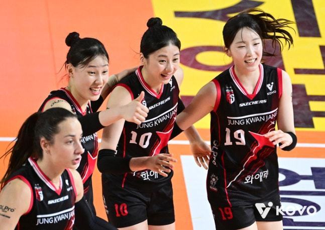 본문 이미지 - 여자배구 정관장이 페퍼저축은행을 꺾었다.(KOVO 제공)