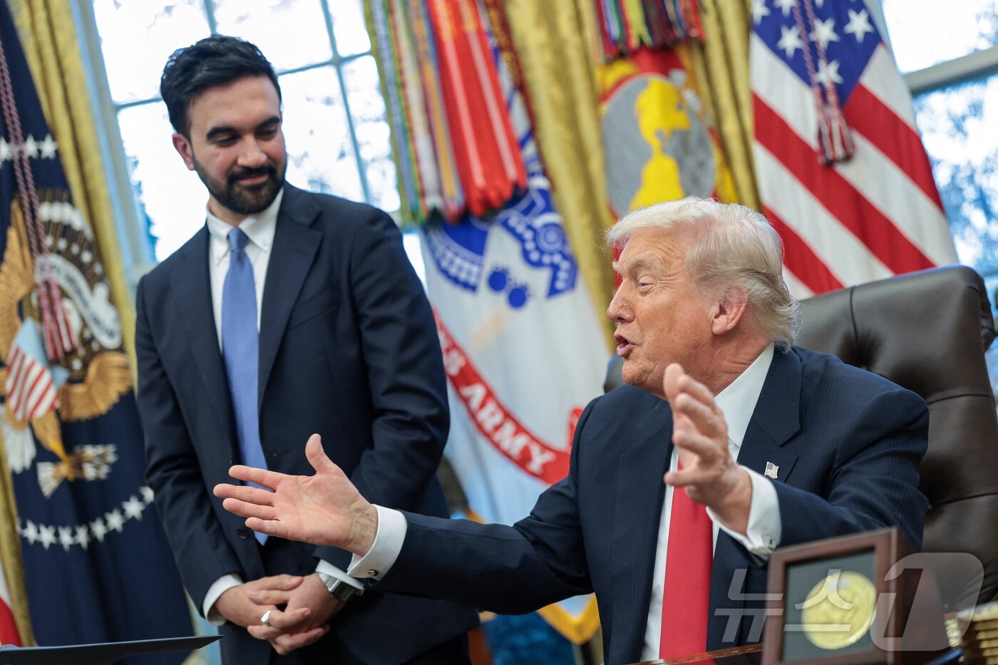 본문 이미지 - 21일&#40;현지시간&#41; 도널드 트럼프 미국 대통령이 워싱턴 백악관에서 조란 맘다니 뉴욕시장 당선인과 대화하고 있다. 2025.11.21 ⓒ 로이터=뉴스1 ⓒ News1 김지완 기자
