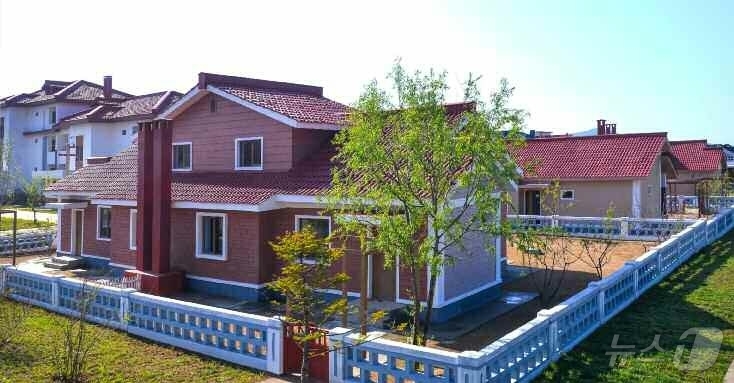 (평양 노동신문=뉴스1) = 북한 노동당 기관지 노동신문은 22일 "나선시에서 올해 계획한 농촌 살림집(주택) 건설을 결속해 선봉구역 두만강동에서 새집들이를 진행했다"라고 보도했다 …