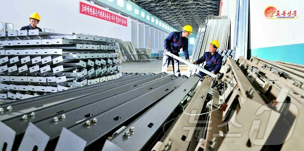 (평양 노동신문=뉴스1) = 북한 노동당 기관지 노동신문은 22일 "사회주의 건설장들에 질 좋은 제품을 생산보장하기 위해 노력하고 있다"라고 보도했다. 사진은 평양건설기계공장. [ …