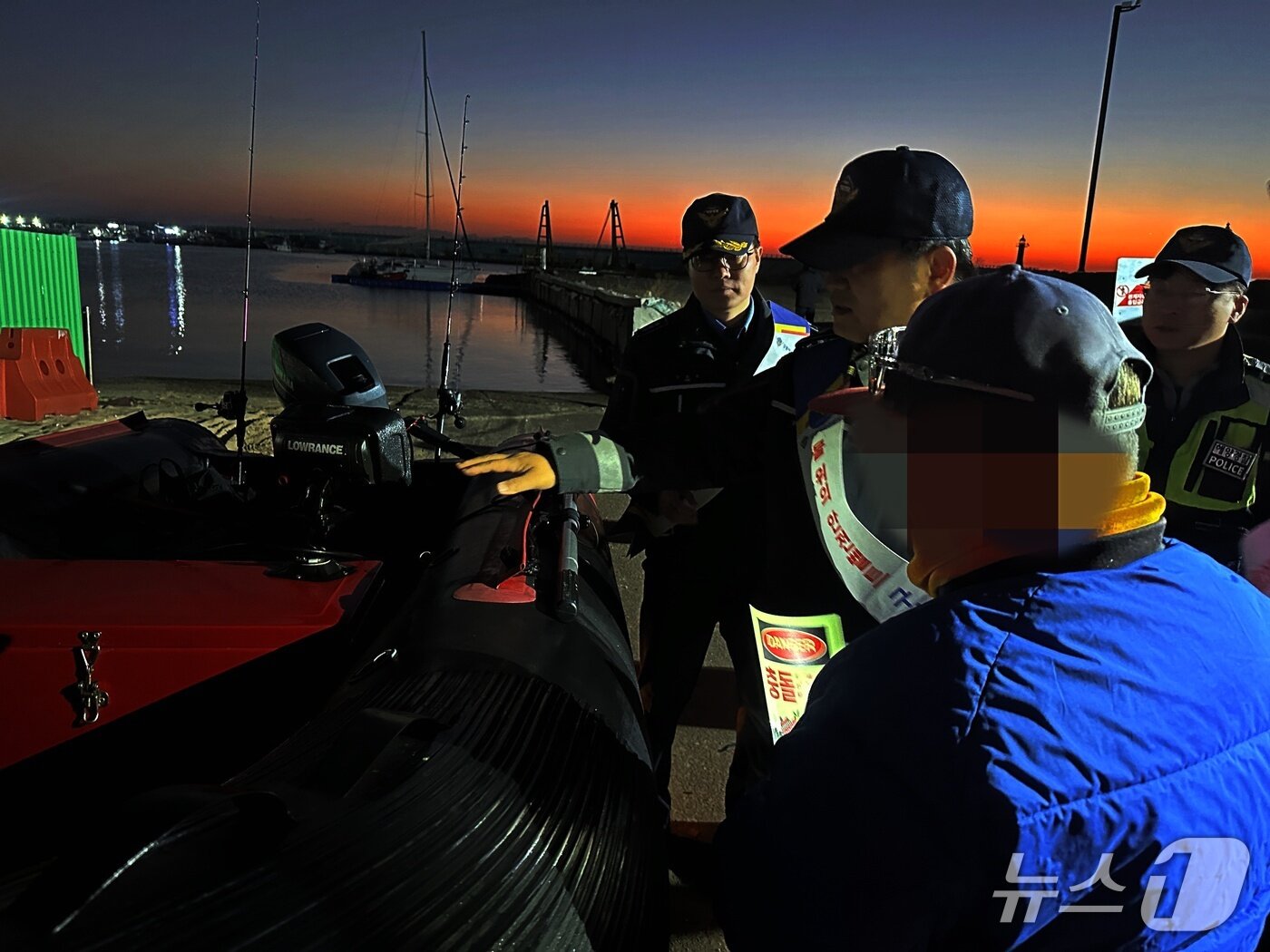 본문 이미지 - 22일 강원 강릉 사천진항에서 레저보트 이용객들을 대상으로 안전캠페인을 벌이는 강릉해경.&#40;강릉해경 제공, 재판매 및 DB 금지&#41; 2025.11.22/뉴스1