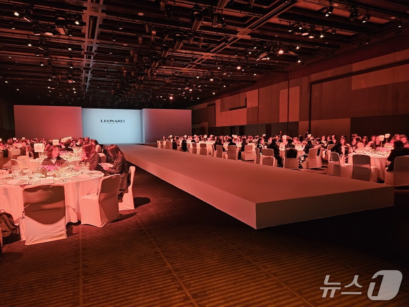 본문 이미지 - 레오나드 2026SS 패션쇼 행사 모습.ⓒ 뉴스1/김진희 기자.