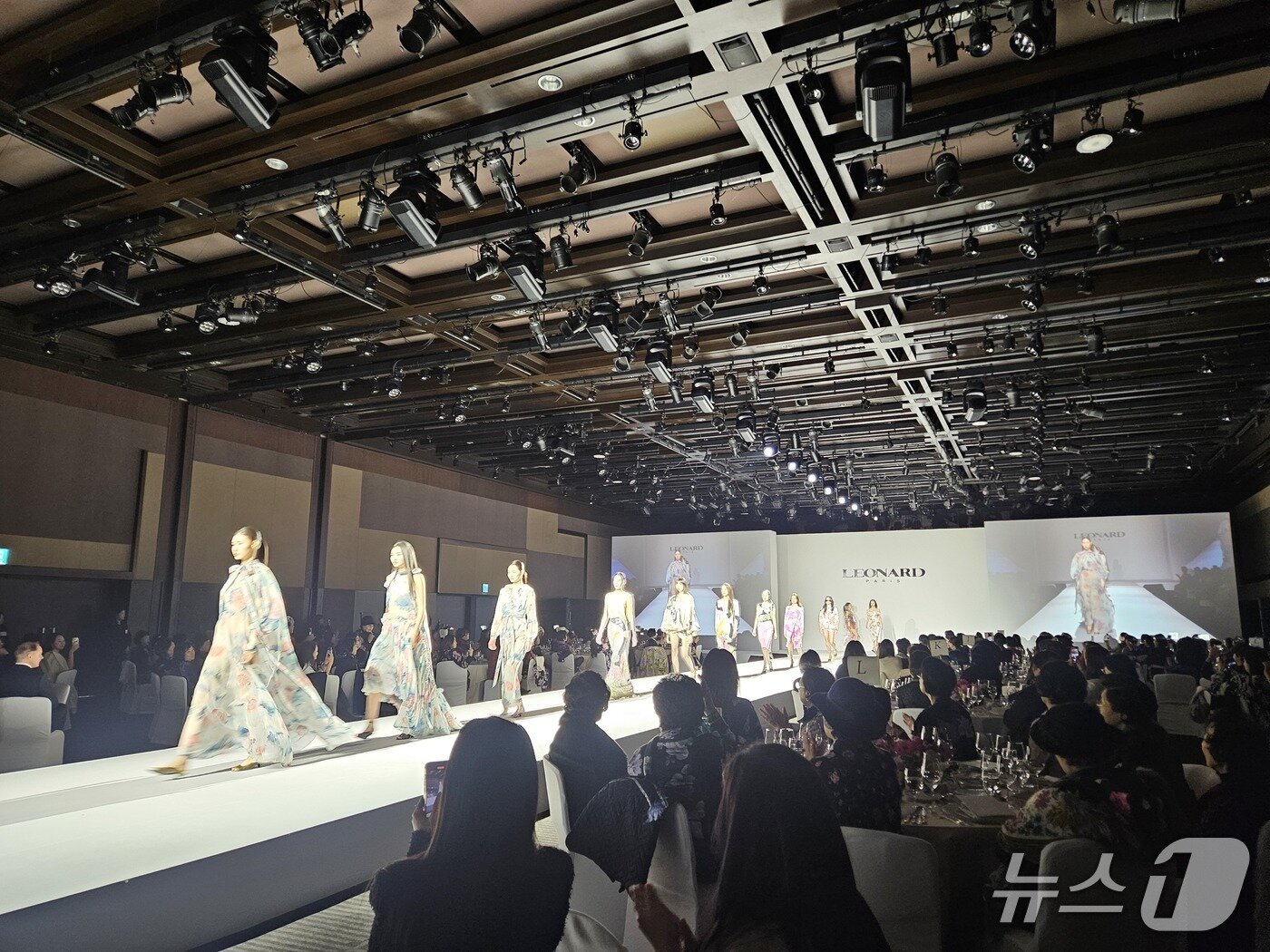 본문 이미지 - 레오나드 2026SS 패션쇼 행사 모습.ⓒ 뉴스1/김진희 기자.