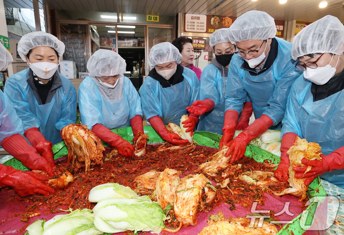 본문 이미지 - 22일 대전 동구 신도꼼지락시장에서 열린 '진심사랑행복 담은 김장나눔' 행사에서 정명국 대전시의원과 가양2동 지역사회보장협의회 회원들이 김장을 하고 있다. 2025.11.22/뉴스1 ⓒ News1 김기태 기자