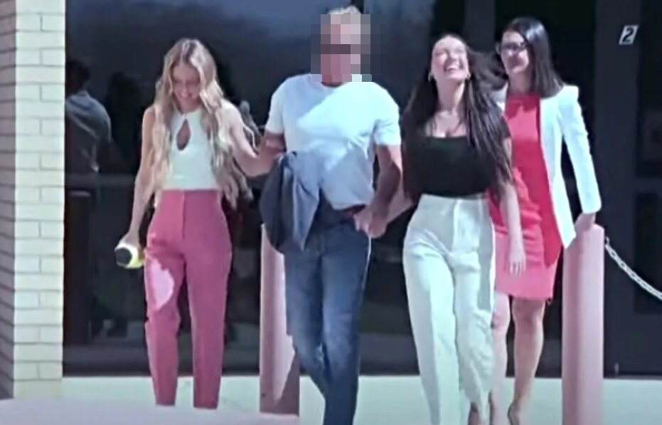 본문 이미지 - 기소 철회 후 딸들과 함께 이동중인 배리 모퓨. 출처=WESTworld.