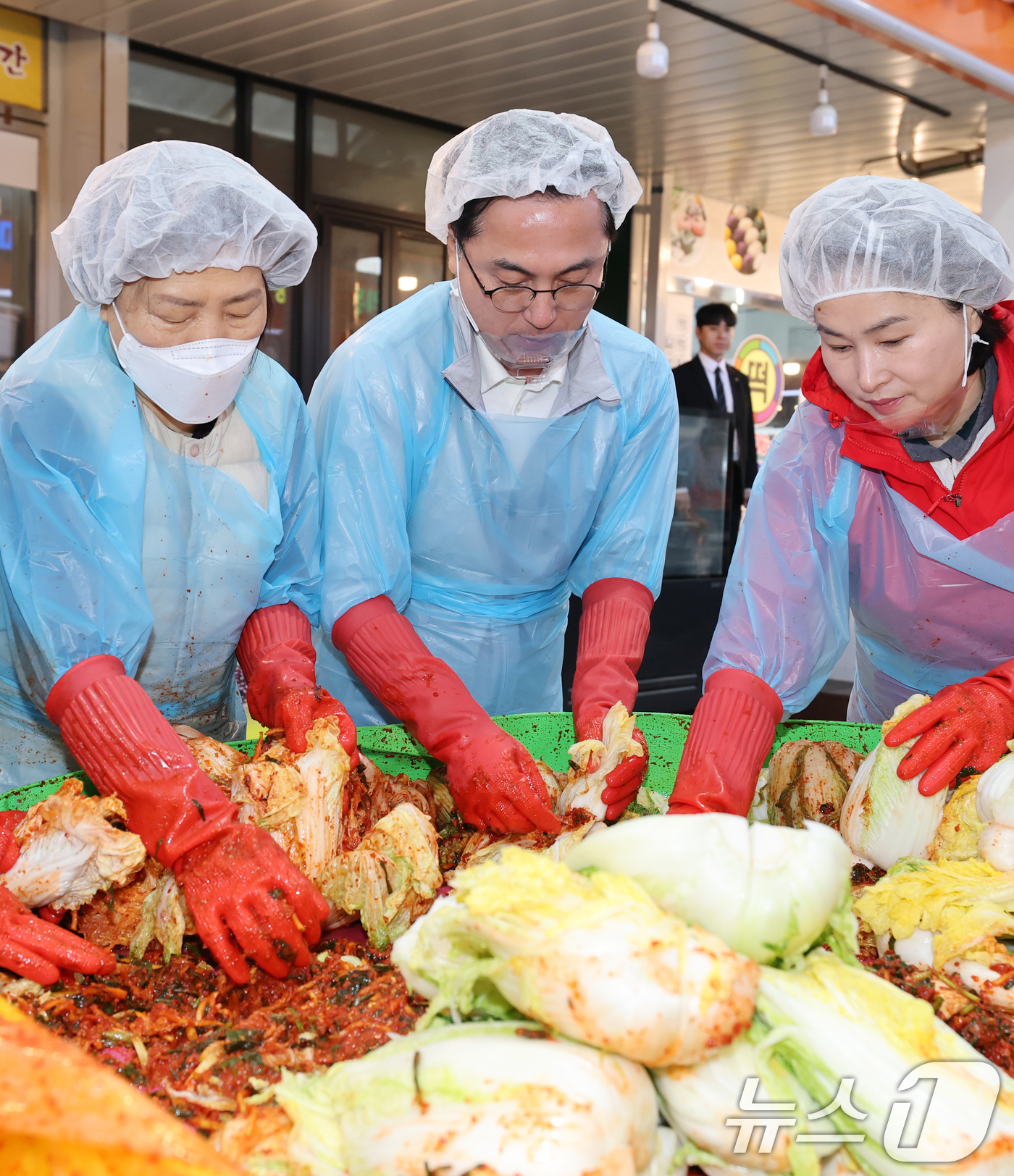 (대전=뉴스1) 김기태 기자 = 22일 대전 동구 신도꼼지락시장에서 열린 '진심사랑행복 담은 김장나눔' 행사에서 박희조 동구청장과 가양2동 지역사회보장협의회 회원들이 김장을 하고 …