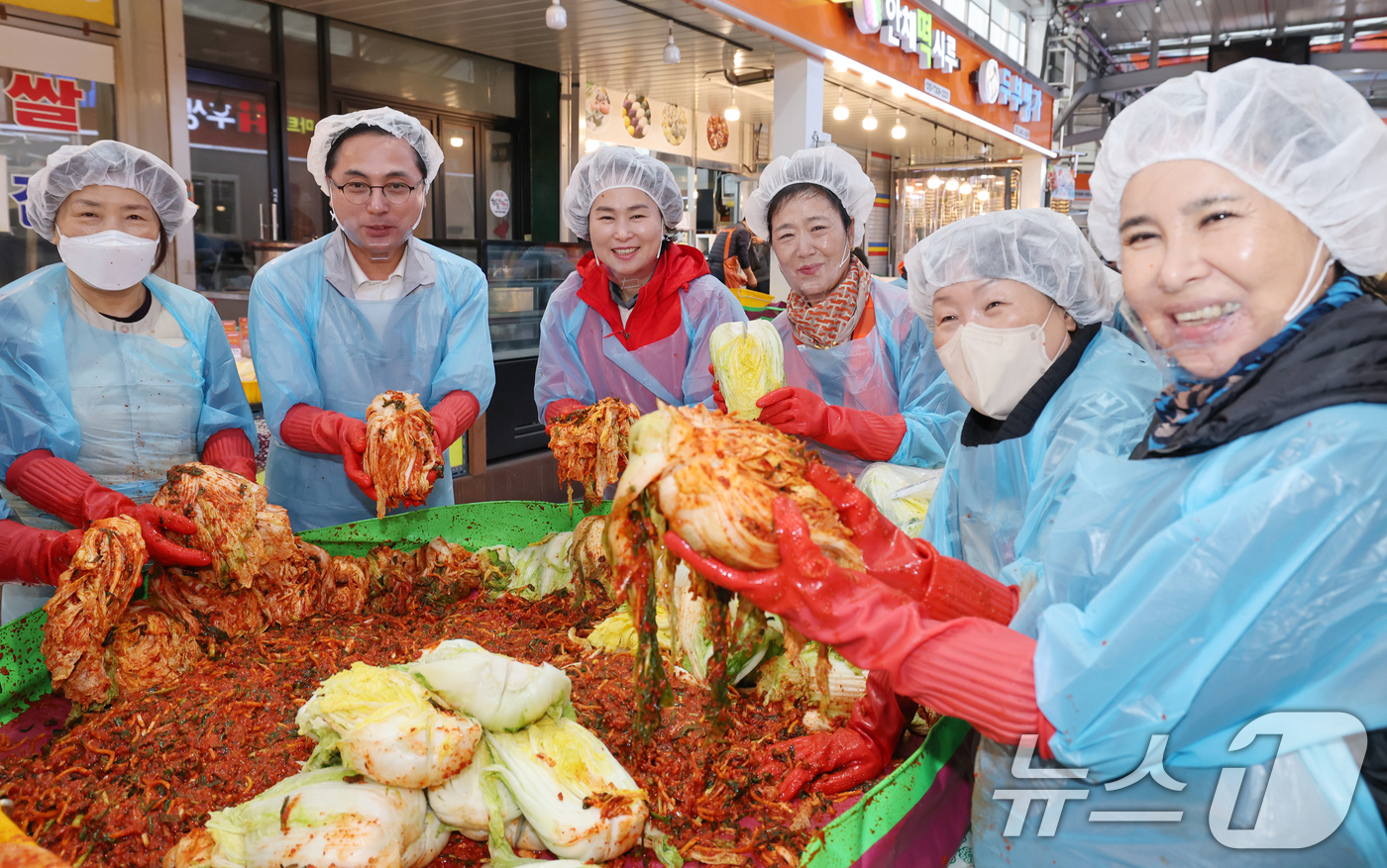 (대전=뉴스1) 김기태 기자 = 22일 대전 동구 신도꼼지락시장에서 열린 '진심사랑행복 담은 김장나눔' 행사에서 박희조 동구청장과 가양2동 지역사회보장협의회 회원들이 김장을 하고 …