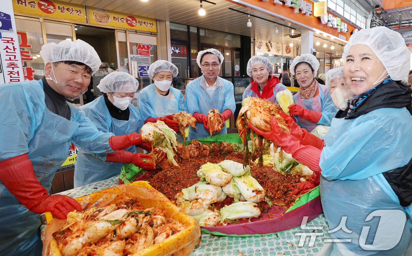 (대전=뉴스1) 김기태 기자 = 22일 대전 동구 신도꼼지락시장에서 열린 '진심사랑행복 담은 김장나눔' 행사에서 박희조 동구청장과 가양2동 지역사회보장협의회 회원들이 김장을 하고 …