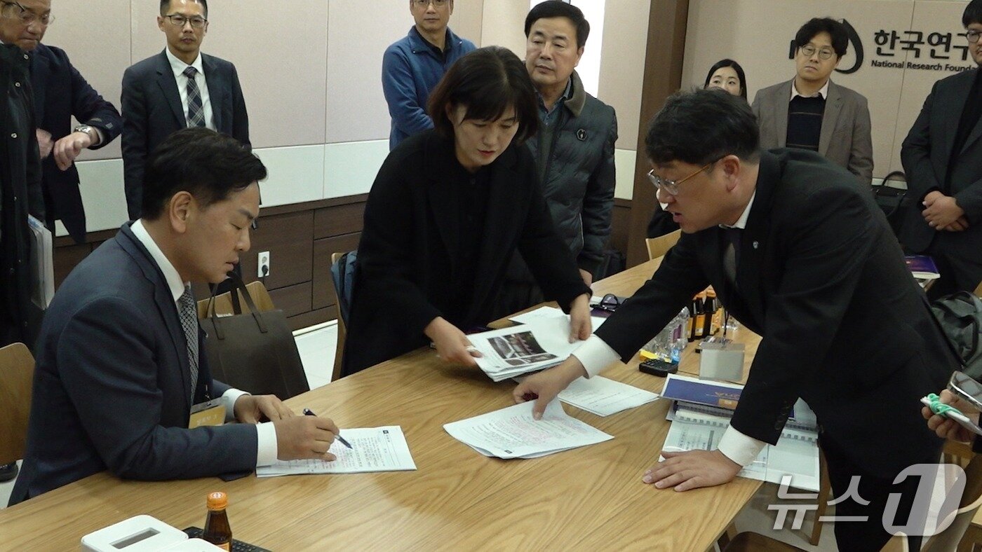 본문 이미지 - 21일 인공태양&#40;핵융합&#41; 연구시설 유치 발표평가 전 김관영 전북지사&#40;왼쪽&#41;가 전북도 실무진들과 발표 내용을 정리하고 있다.&#40;전북도 제공. 재판매 및 DB금지&#41;/뉴스1 