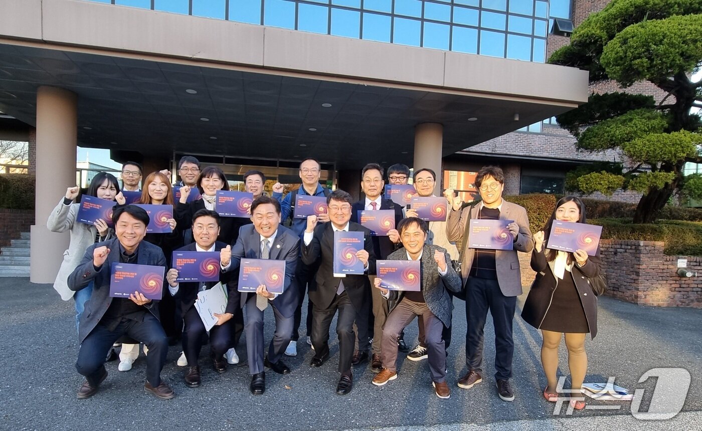 본문 이미지 -  21일 대전 한국연구재단에서 인공태양&#40;핵융합&#41; 연구시설 유치 발표평가가 진행된 가운데 김관영 도지사와 전북도 관계자들이 파이팅을 외치며 기념 촬영을 하고 있다.&#40;전북도 제공. 재판매 및 DB금지&#41;/뉴스1 