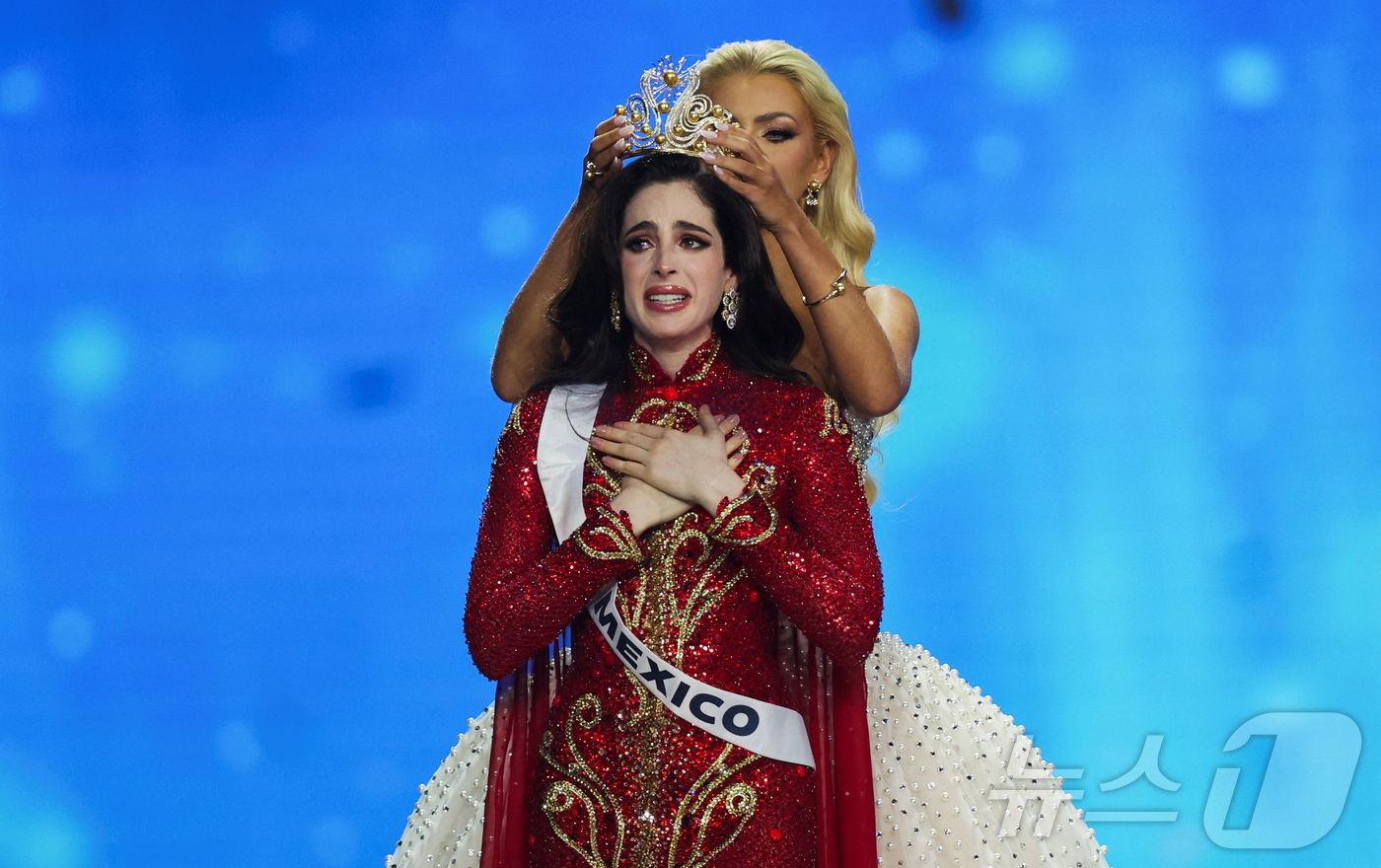 (방콕 로이터=뉴스1) 윤다정 기자 = 21일(현지시간) 태국 방콕에서 열린 제74회 미스 유니버스 선발대회 본선에서 우승자 '미스 멕시코' 파티마 보쉬가 왕관을 쓰며 눈물 짓고 …