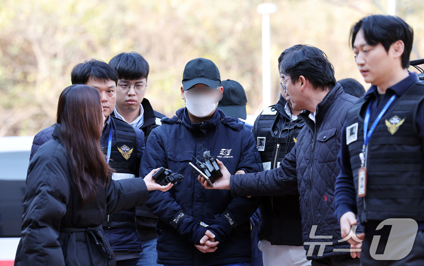 (목포=뉴스1) 박지현 기자 = 전남 신안 해상에서 무인도 충돌 사고를 낸 대형 여객선 퀸제누비아2호 일등항해사 A 씨(40)가 22일 전남 목포시 광주지방법원 목포지원에서 구속 …