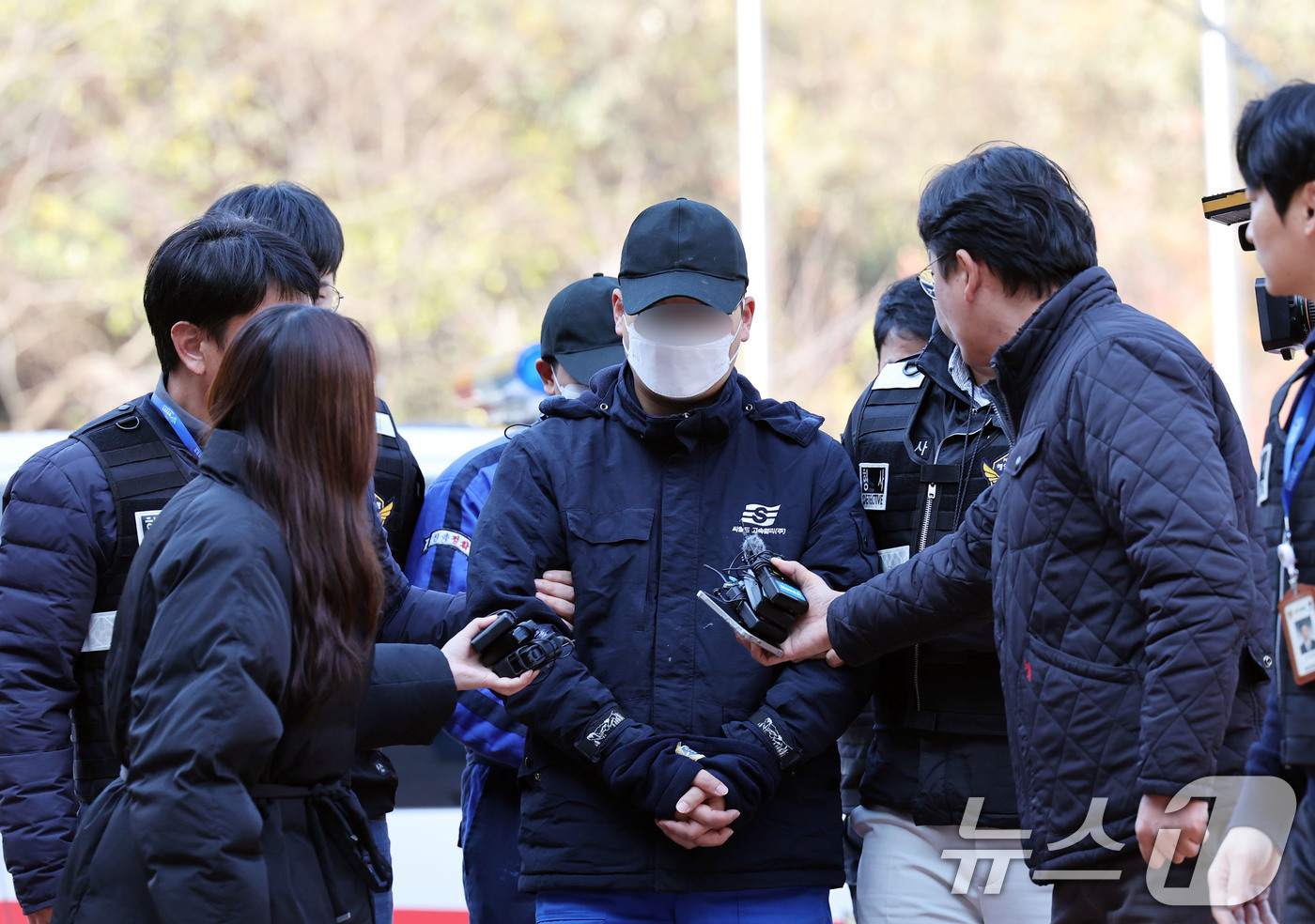 (목포=뉴스1) 박지현 기자 = 전남 신안 해상에서 무인도 충돌 사고를 낸 대형 여객선 퀸제누비아2호 일등항해사 A 씨(40)가 22일 전남 목포시 광주지방법원 목포지원에서 구속 …