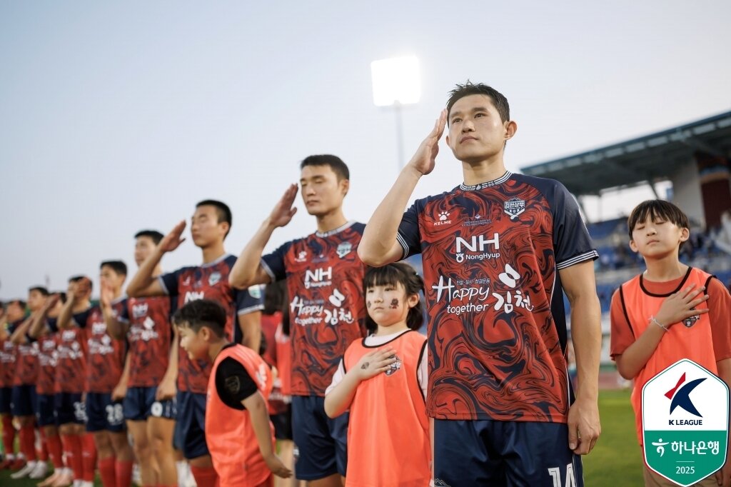 본문 이미지 - 경례를 하는 김천 선수들&#40;한국프로축구연맹 제공&#41; 