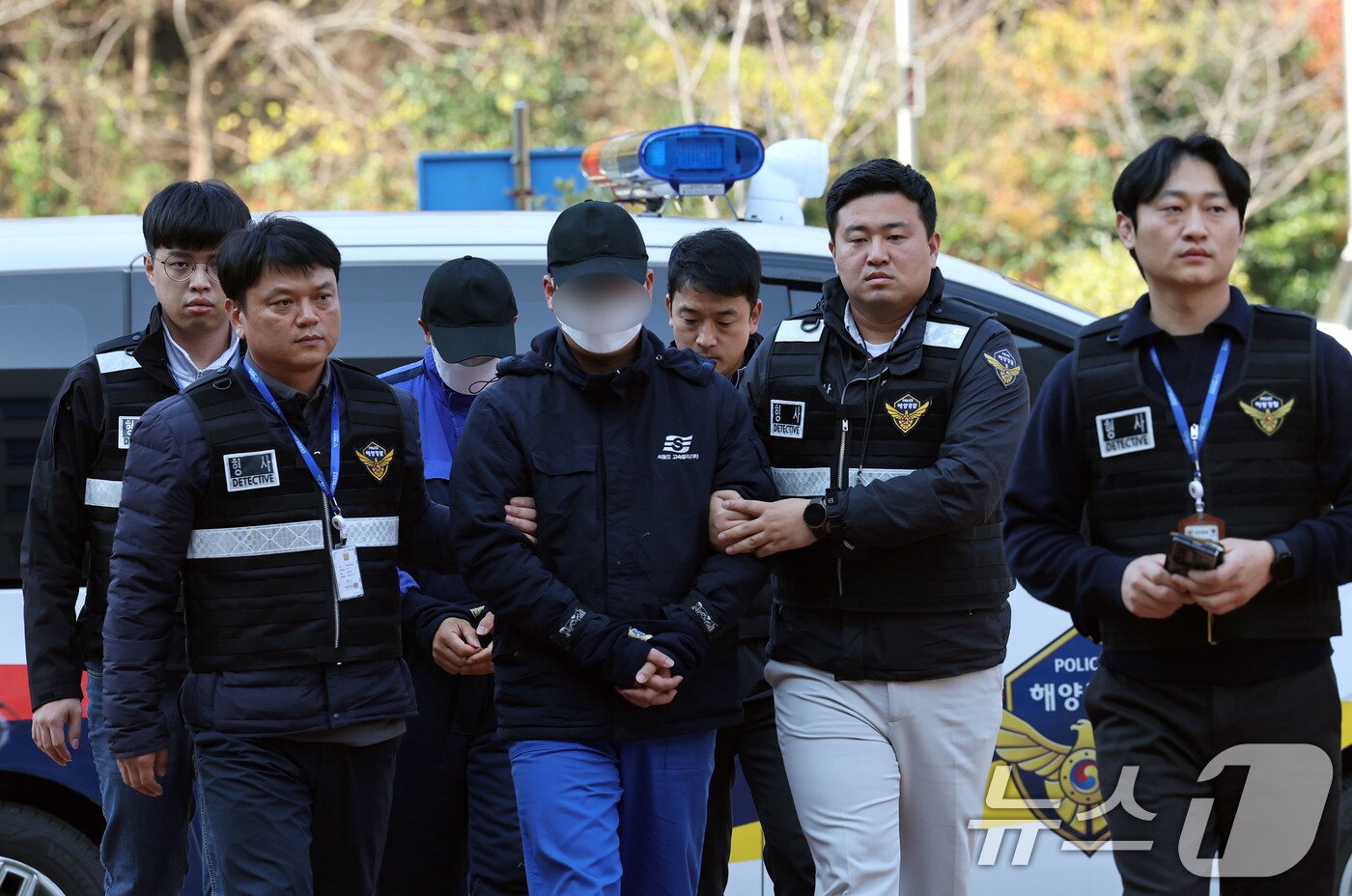 본문 이미지 - 전남 신안 해상에서 무인도 충돌 사고를 낸 대형 여객선 퀸제누비아2호 일등항해사 A 씨&#40;40&#41;가 22일 전남 목포시 광주지방법원 목포지원에서 구속 전 피의자심문을 받기 위해 이동하고 있다. 2025.11.24/뉴스1 ⓒ News1 박지현 기자