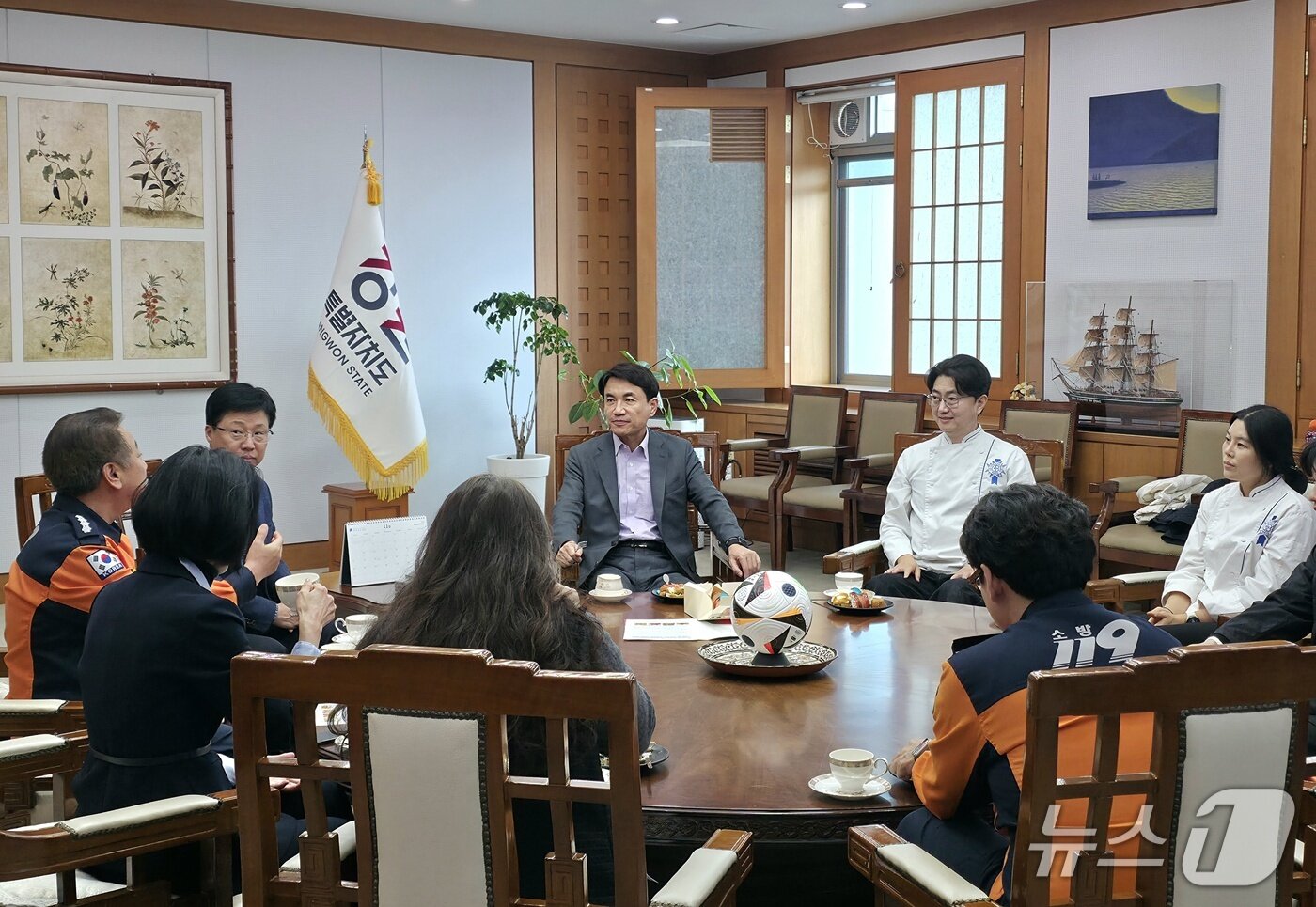 본문 이미지 - 김진태 강원도지사가 지난 21일 &#39;소방관 빵&#39; 프로젝트에 참여한 춘천소방서 관계자들을 초청해 격려하고 있다.&#40;강원도 제공, 재판매 및 DB 금지&#41; 2025.11.23/뉴스1