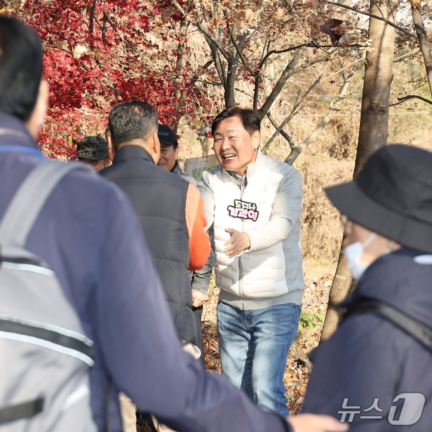 본문 이미지 - 22일 전북 전주시 건지산 일원에서 ‘2036 전주 하계올림픽 전북·전주 유치 기원 걷기대회’가 열린 가운데 행사에 참석한 김관영 전북도지사가 시민들과 손을 잡고 인사를 나누고 있다.&#40;김관영 전북지사 페이스북 인용&#41;/뉴스1