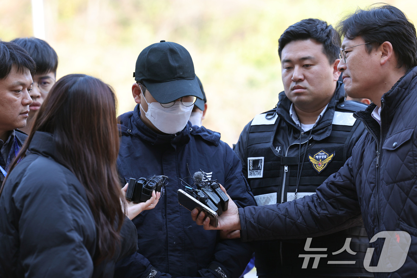 (목포=뉴스1) 박지현 기자 = 전남 신안 해상에서 무인도 충돌 사고를 낸 대형 여객선 퀸제누비아2호 일등항해사 A 씨(40)가 22일 전남 목포시 광주지방법원 목포지원에서 구속 …