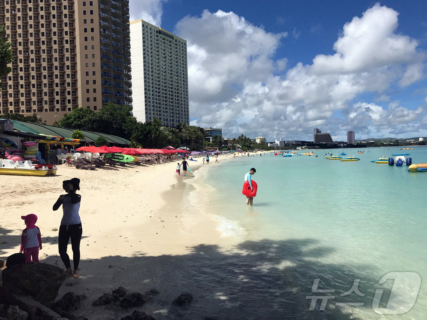 (괌 로이터=뉴스1) 김성식 기자 = 괌 서부 타무닝 해변가에서 여행객들이 물놀이를 하고 있는 모습. 2017.08.14.ⓒ 로이터=뉴스1
