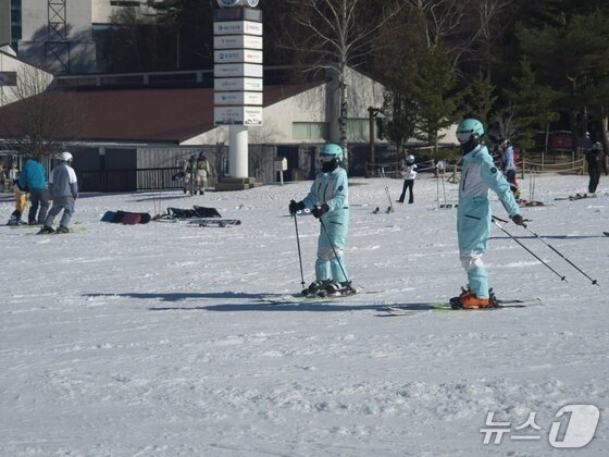 본문 이미지 - 22일 강원 평창군 모나용평 리조트를 찾은 스키어들. 2025.11.22/뉴스1 윤왕근 기자