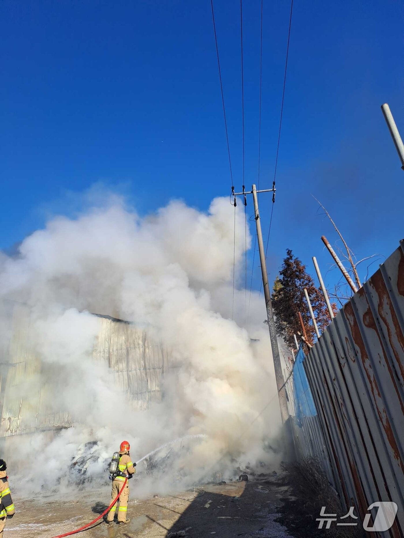 본문 이미지 - 22일 강원 강릉시 강동면 산성우리 폐기물 처리장 화재 현장.&#40;강원도 소방본부 제공, 재판매 및 DB 금지&#41; 2025.11.22/뉴스1