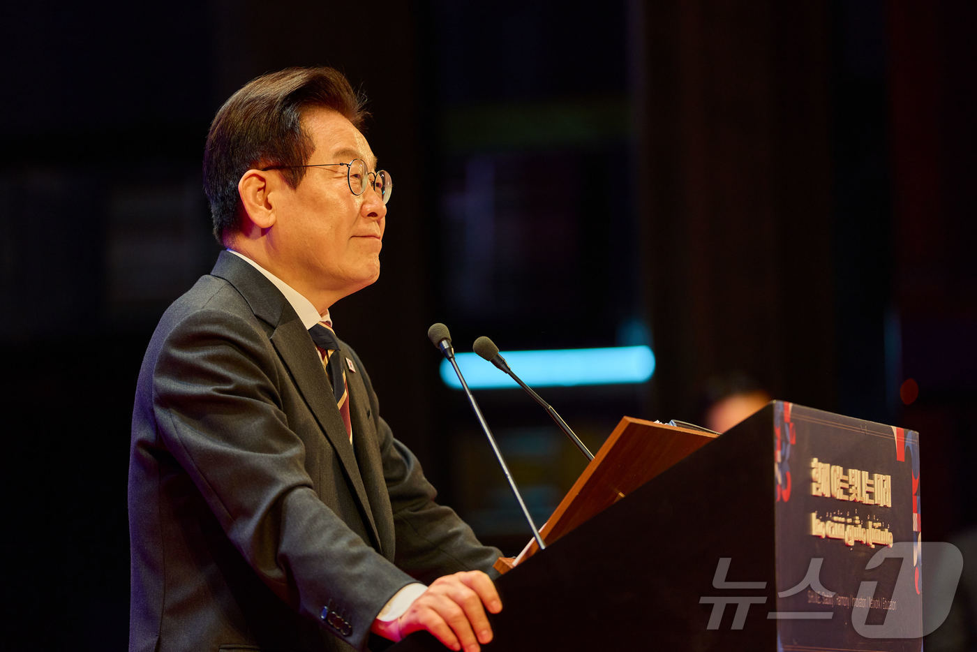 (서울=뉴스1) 이재명 기자 = 이재명 대통령이 20일(현지시간) 이집트 카이로대학에서 ‘함께 여는 빛나는 미래’를 주제로 강연을 하고 있다. (이재명 대통령 SNS. 재판매 및 …