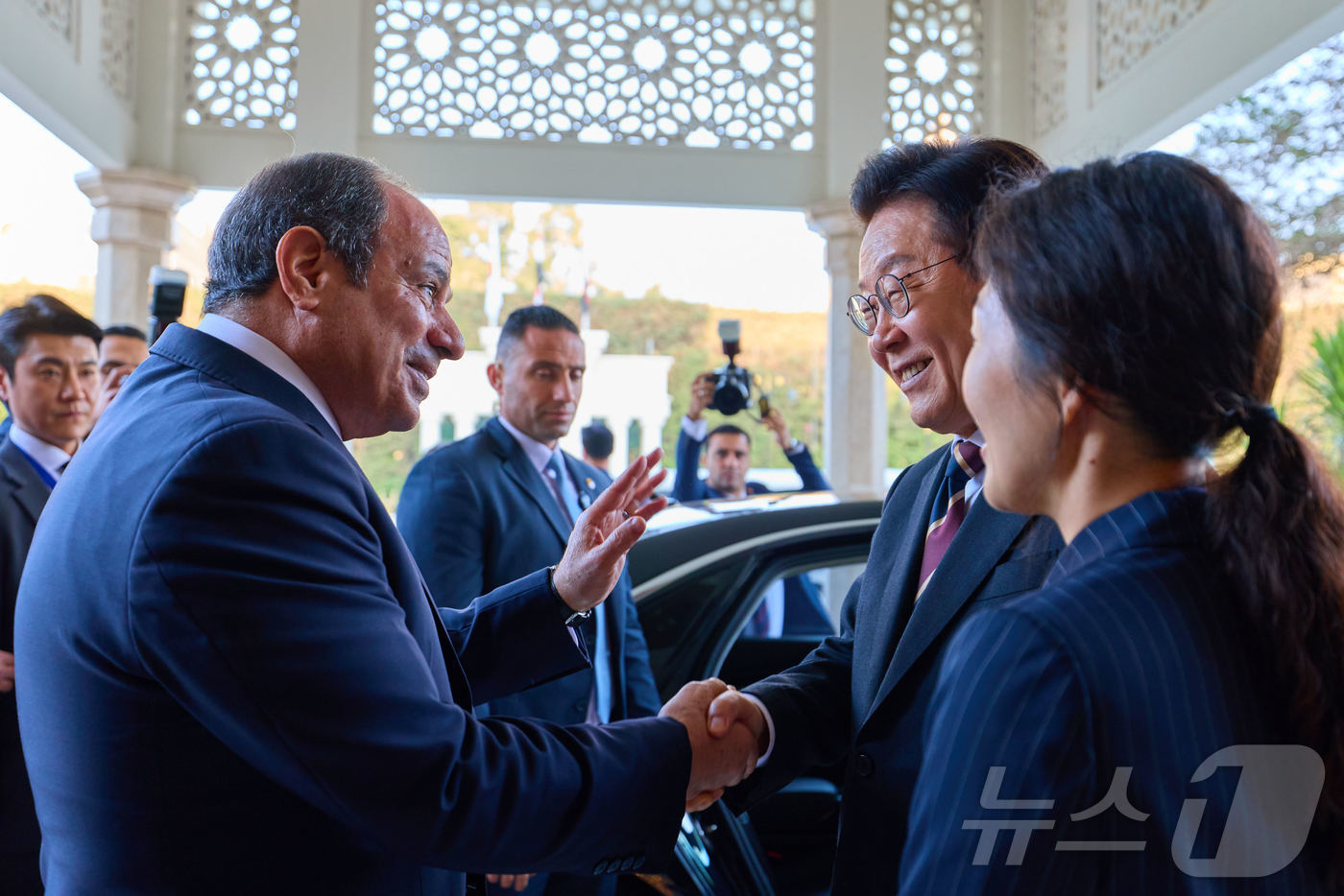 (서울=뉴스1) 이재명 기자 = 이집트를 공식 방문 중인 이재명 대통령이 20일(현지 시간) 카이로 대통령궁에서 압델 파타 알시시 대통령과 인사를 나누고 있다. (이재명 대통령 S …