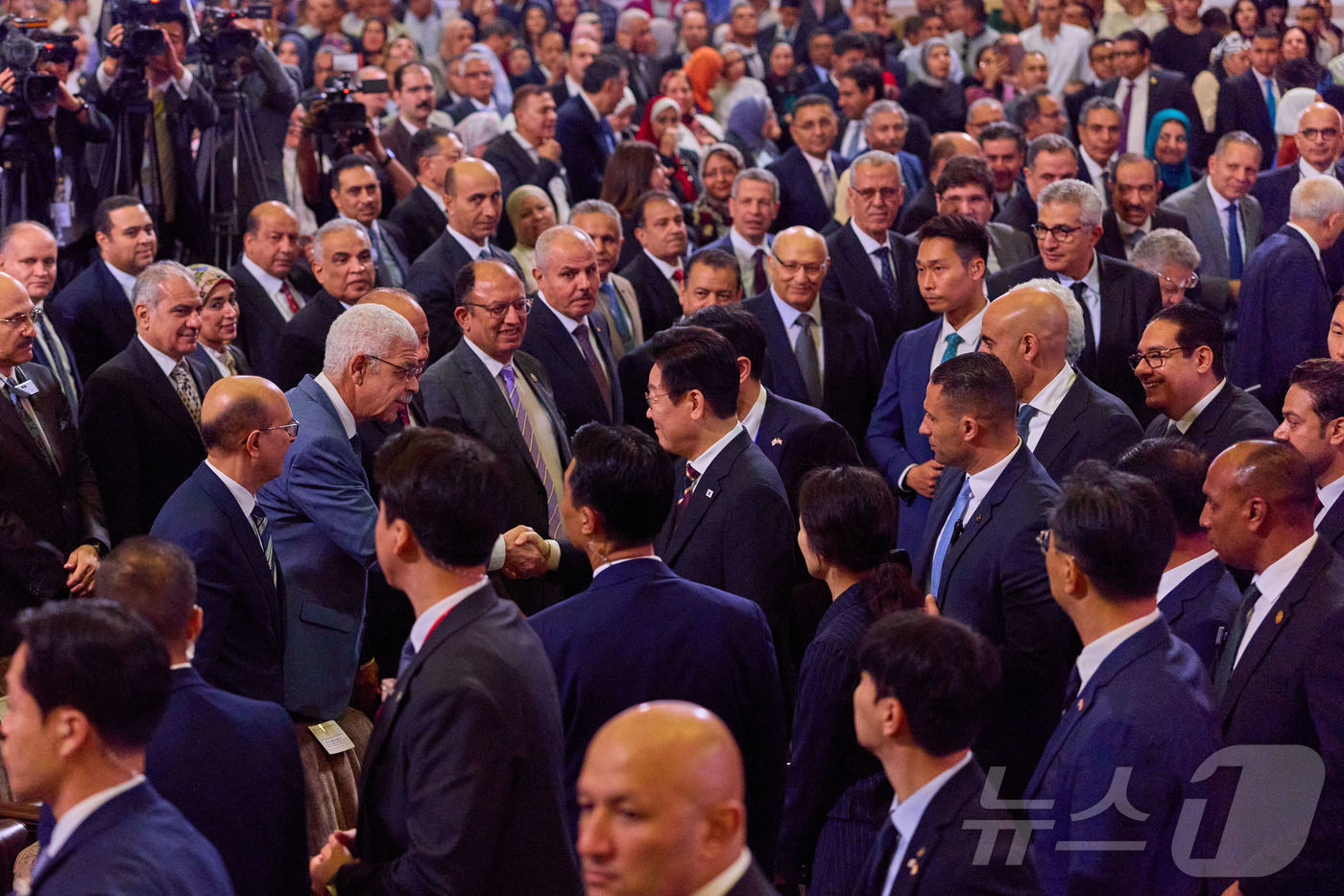 (서울=뉴스1) 이재명 기자 = 이집트를 공식 방문 중인 이재명 대통령이 20일(현지시간) 이집트 카이로대학에서 ‘함께 여는 빛나는 미래’를 주제로 강연을 하기 전 인사하고 있다. …