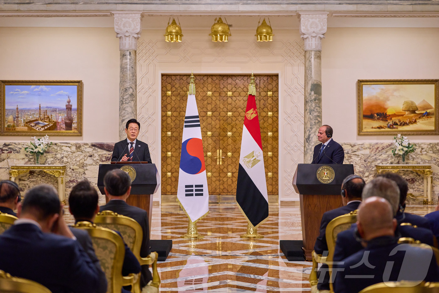 (서울=뉴스1) 이재명 기자 = 이집트를 공식 방문 중인 이재명 대통령이 20일(현지 시간) 카이로 대통령궁에서 압델 파타 알시시 대통령과 한·이집트 공동언론발표를 하고 있다. ( …