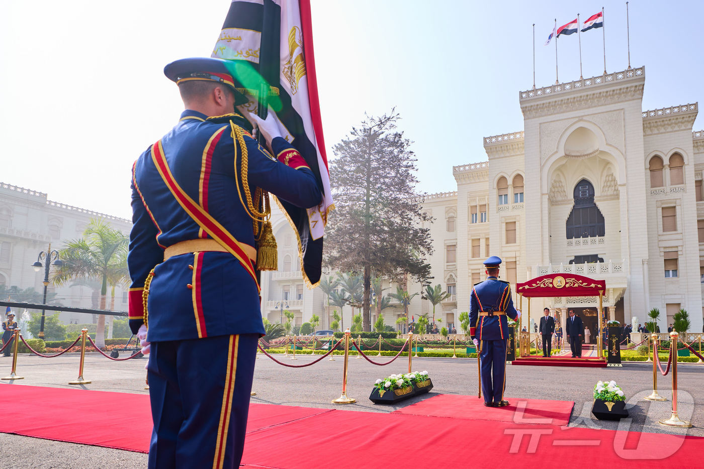 (서울=뉴스1) 이재명 기자 = 이집트를 공식 방문 중인 이재명 대통령이 20일(현지시간) 카이로 대통령궁에서 열린 공식 환영식에서 압델 파타 알시시 이집트 대통령과 의장대를 사열 …