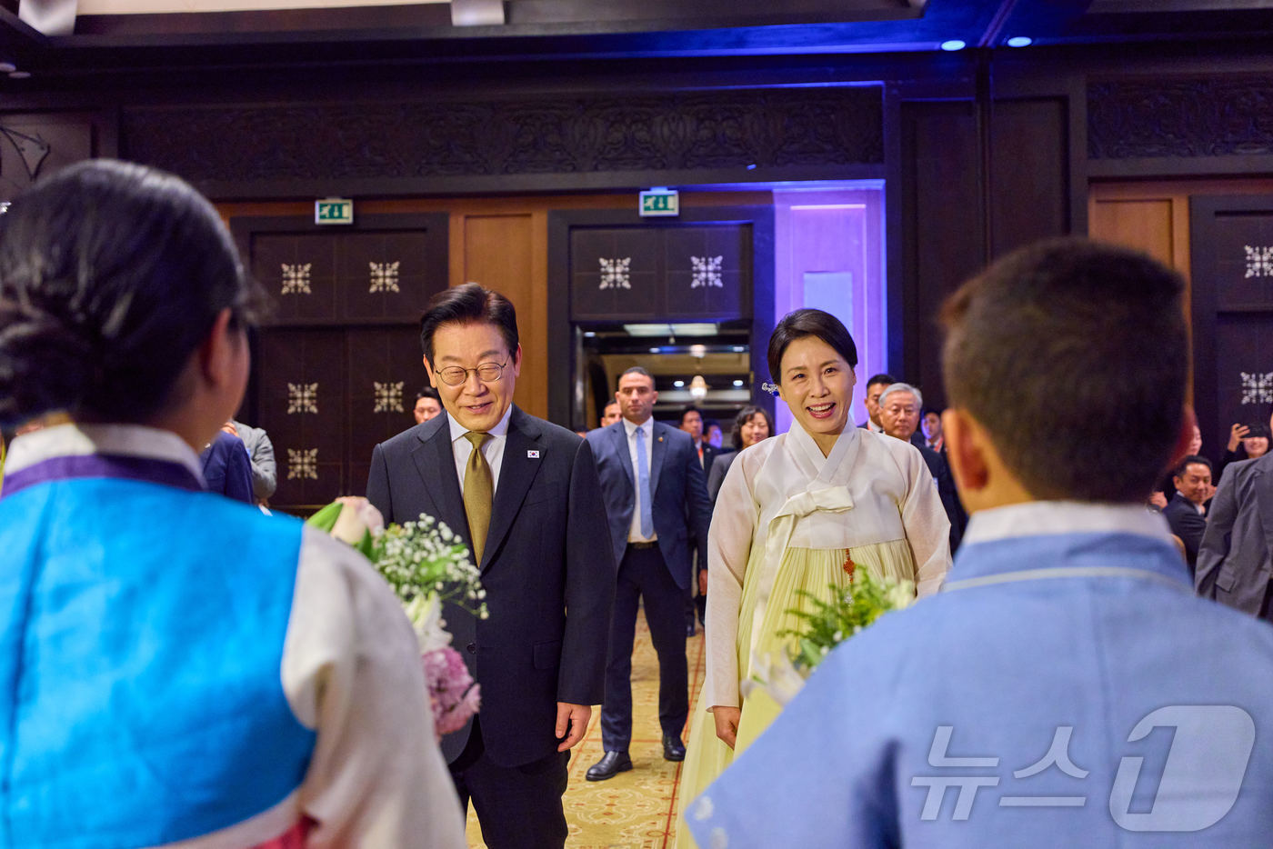 (서울=뉴스1) 이재명 기자 = 이집트를 공식 방문 중인 이재명 대통령과 김혜경 여사가 20일(현지시간) 카이로 한 호텔에서 열린 이집트 동포·지상사 간담회에서 화동들에게 꽃다발을 …