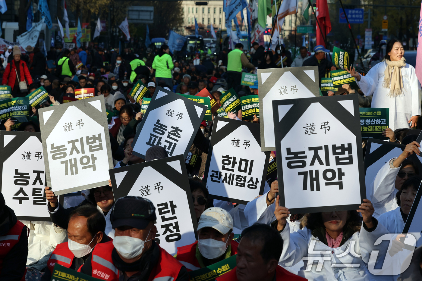 (서울=뉴스1) 황기선 기자 = 22일 오후 서울 숭례문 앞에서 열린 '2025 전국농민대회'에서 참가자들이 정부에 기후재난 근본대책 수립, 농정대전환 실현 등을 촉구하고 있다. …