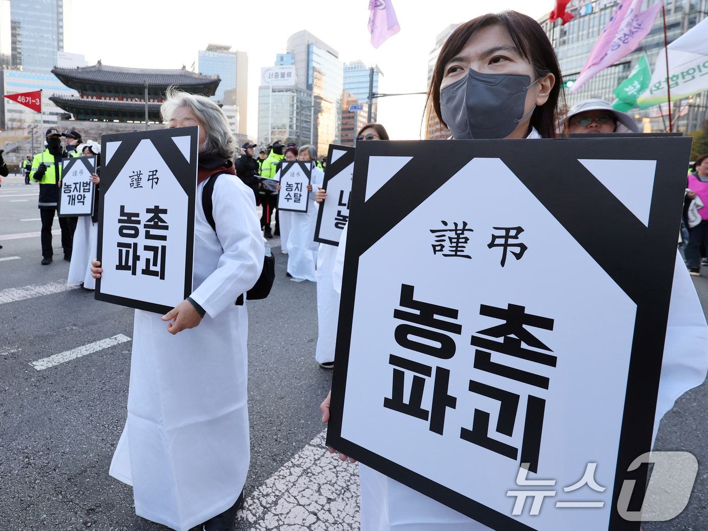 (서울=뉴스1) 황기선 기자 = 22일 오후 서울 숭례문 앞에서 열린 '2025 전국농민대회'에서 집회를 마친 참가자들이 정부에 기후재난 근본대책 수립, 농정대전환 실현 등을 촉구 …