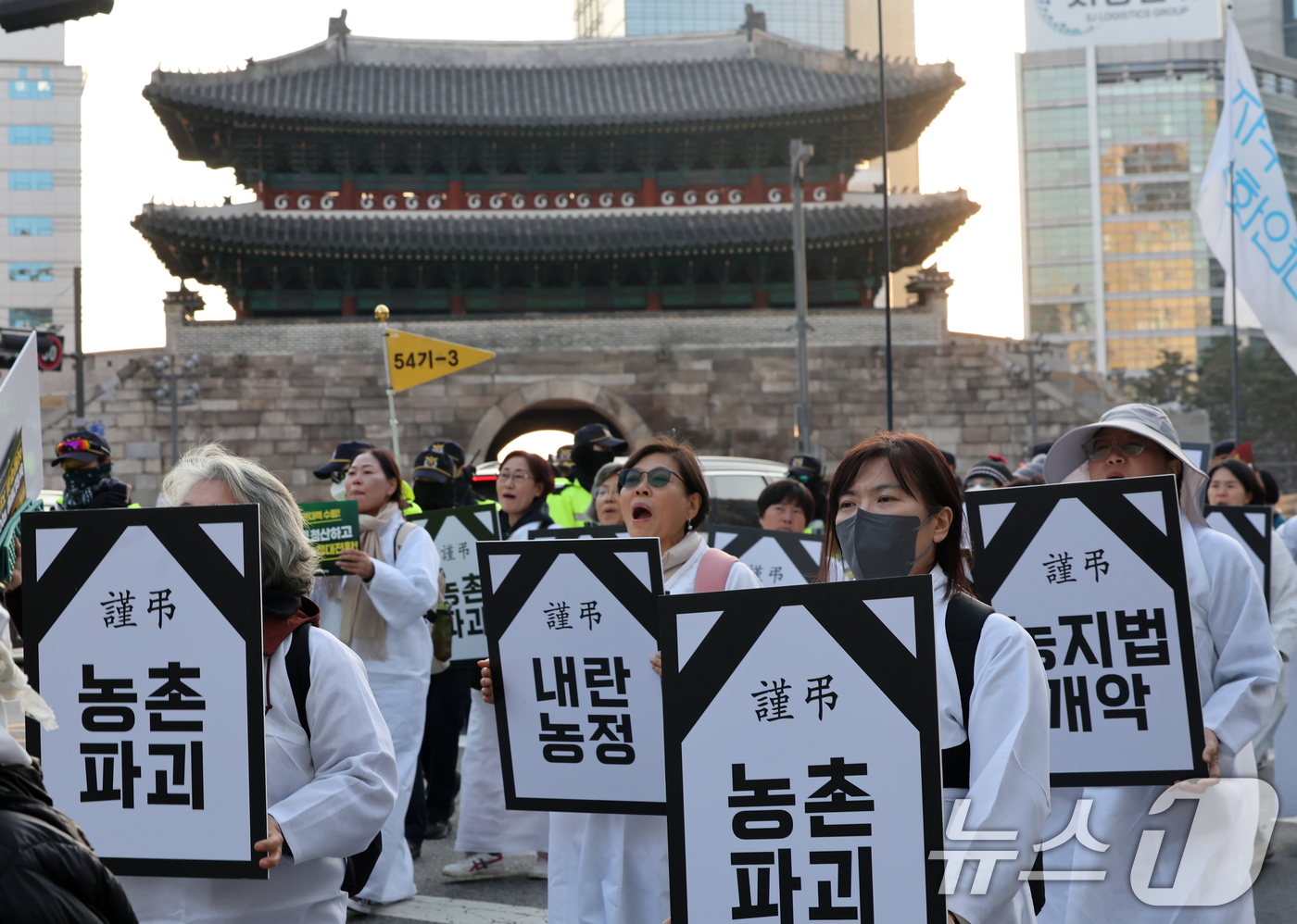 (서울=뉴스1) 황기선 기자 = 22일 오후 서울 숭례문 앞에서 열린 '2025 전국농민대회'에서 집회를 마친 참가자들이 정부에 기후재난 근본대책 수립, 농정대전환 실현 등을 촉구 …