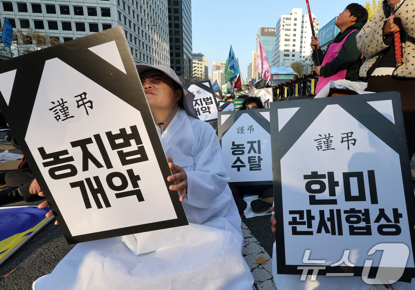 (서울=뉴스1) 황기선 기자 = 22일 오후 서울 숭례문 앞에서 열린 '2025 전국농민대회'에서 참가자들이 정부에 기후재난 근본대책 수립, 농정대전환 실현 등을 촉구하고 있다. …