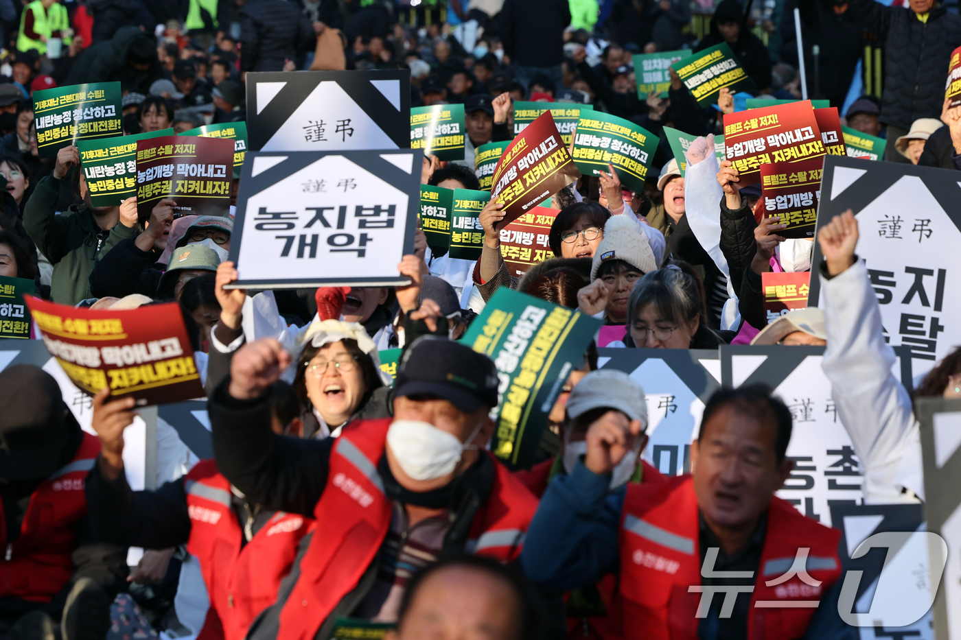 (서울=뉴스1) 황기선 기자 = 22일 오후 서울 숭례문 앞에서 열린 '2025 전국농민대회'에서 참가자들이 정부에 기후재난 근본대책 수립, 농정대전환 실현 등을 촉구하고 있다. …